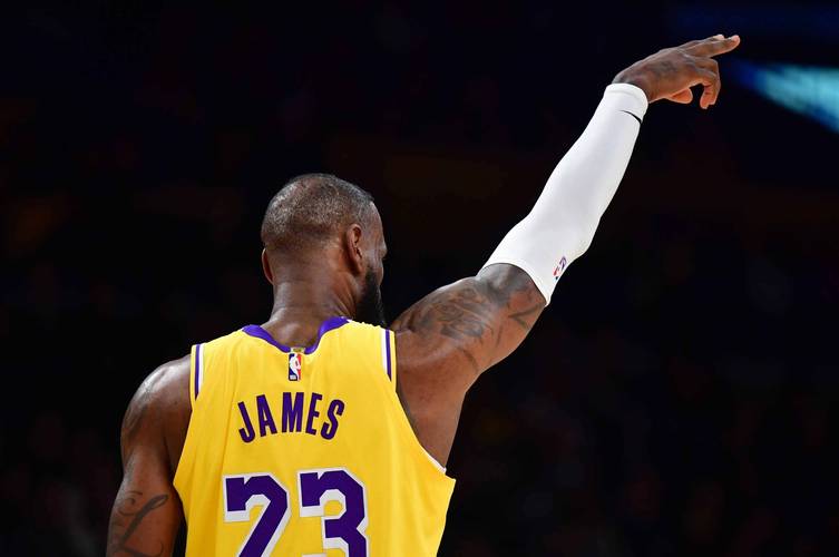 优秀！茂名这位姑娘勇夺全国举重冠军！（茂名姑娘摘得全国举重冠军，太厉害了！）