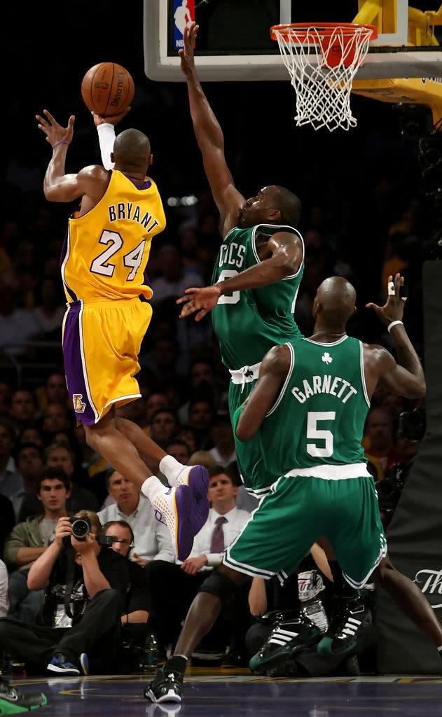 皇家马德里在圣马梅斯胜利后的录像：激情与荣耀的完美展现（皇马圣马梅斯凯旋视频：热血与荣光的极致呈现）