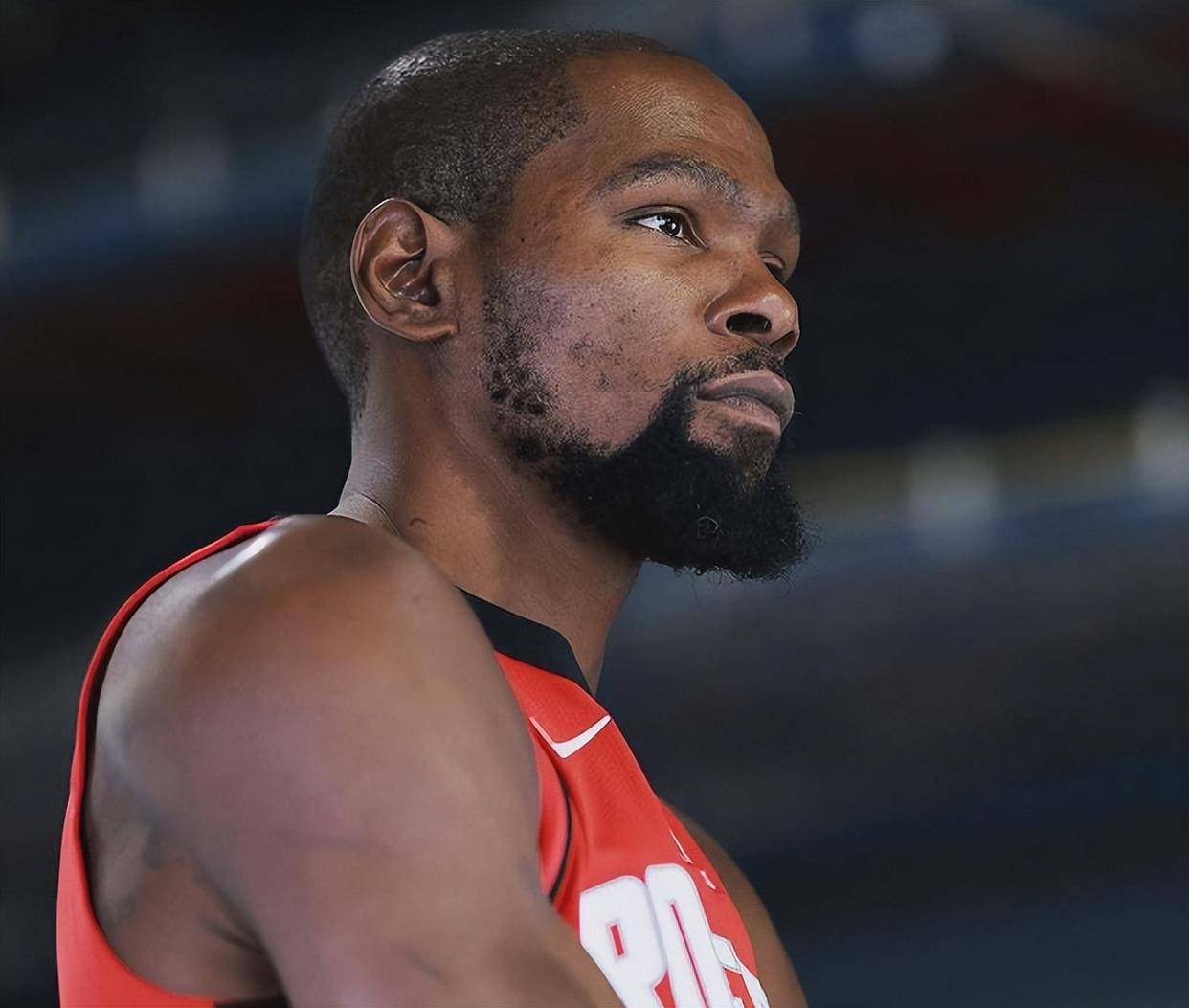 凯里·詹娜养女晒奢华生活，其母21岁跻身十亿富豪榜（凯里·詹娜养女炫耀奢华生活，母亲21岁即登十亿富豪榜）