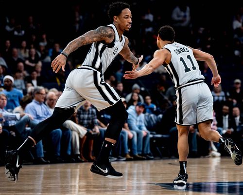 状态不俗！浓眉连续3场比赛贡献两双，场均21分14篮板（状态火热！浓眉连续三战砍下两双，场均21分14篮板）